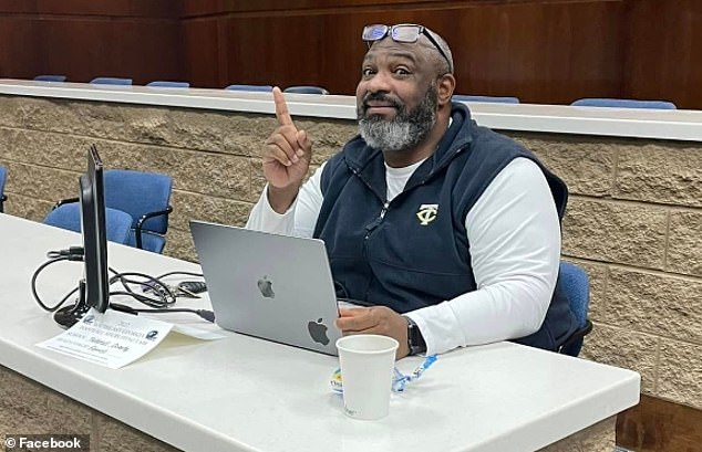 Umutoza w'umupira w'amaguru yirukanwe nyuma y'uko abakinnyi 20 babatijwe