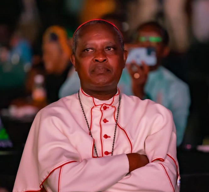 Antoine Cardinal Kambanda yahaye Israel Mbonyi impano mu gitaramo cya Pasika Ewangelia Easter Celebration Concert 