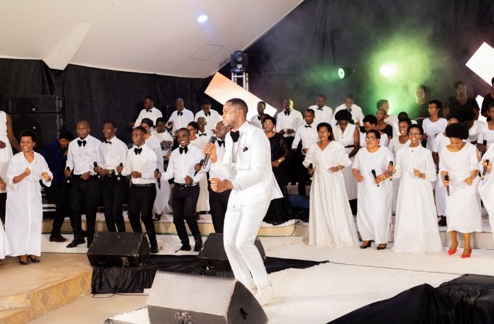 Elayo Choir na Siloam Choir zahuje imbaraga mu gushyira abizera mu mwuka wo gushima Imana