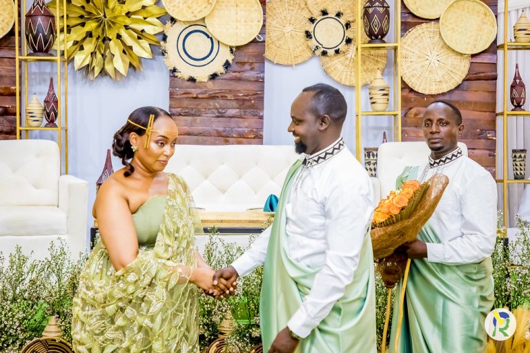 Dinah a dit «Oui» à son chéri, Brian Blessed, lors d'une somptueuse cérémonie de mariage à l'Eglise Healing Center 