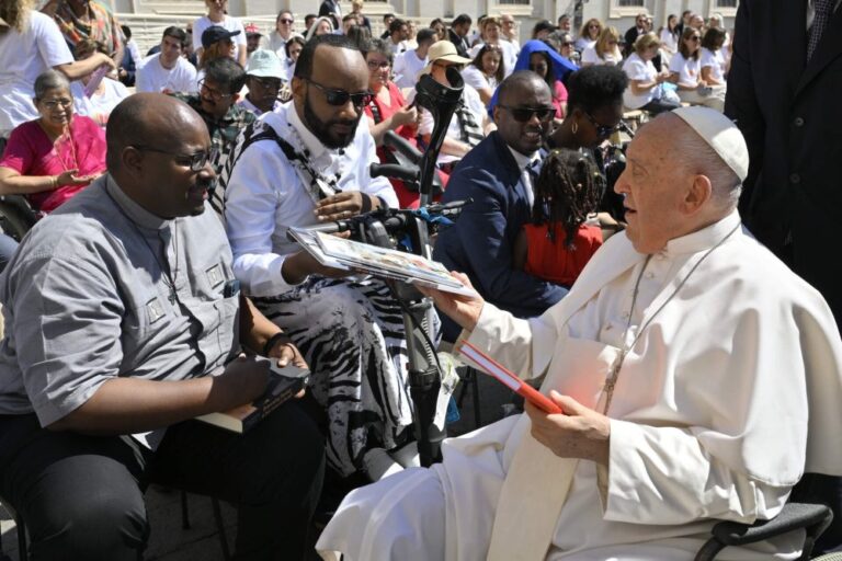 Furaha ya Dady de Maximo baada ya kukaribishwa na Papa Francis