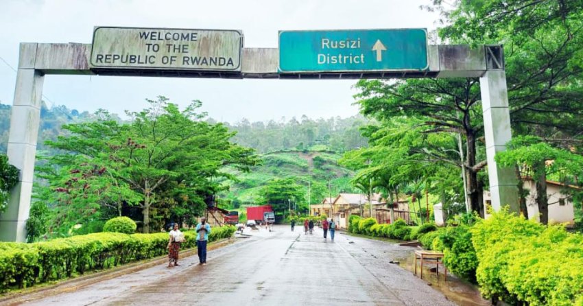 Rusizi: Abajura basagariye Padiri bamwambura telefone na perime, abakobwa 2 bamburwa amashakoshi