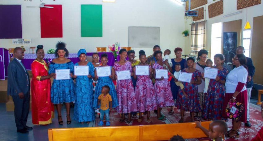 MIGEPROF yashimye AERA Ministry yahuguye mu mwuga w'ubudozi abakobwa bahoze mu buzererezi n'abatewe inda zitateganyijwe