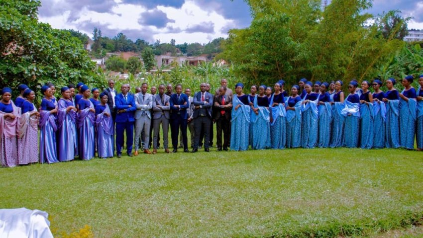 Korali Jehovah Nissi ya ADEPR Rukiri I yatumiye Prosper Nkomezi mu giterane "Ibyaduhize Live concert"