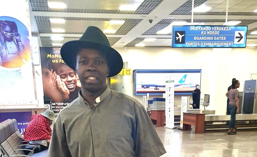 Padiri Uwimana yasubiye mu Budage asiga ashyize hanze indirimbo "Ni Yezu"-VIDEO