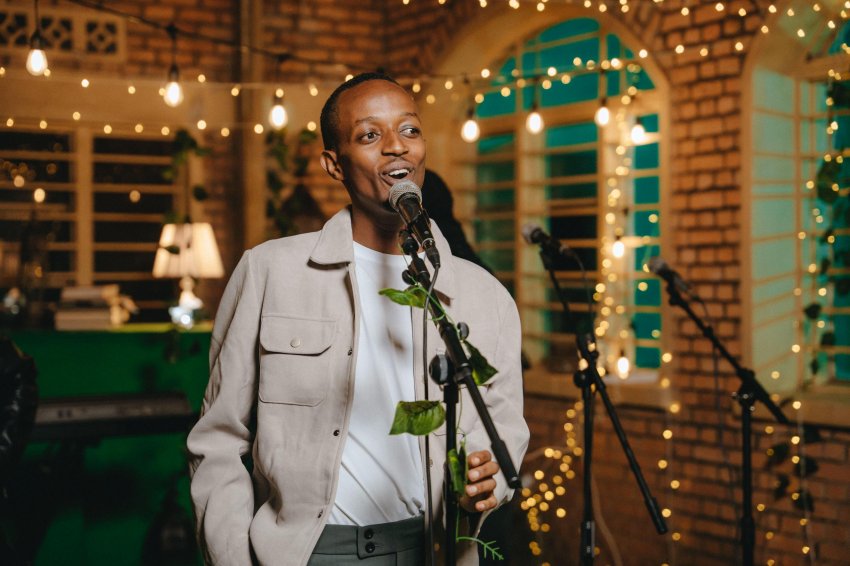 Murumuna wa Mbonyi na Chryso: Gospel yibarutse umuramyi w'agatangaza Sabrino utangiriye kuri "Nimwonke"