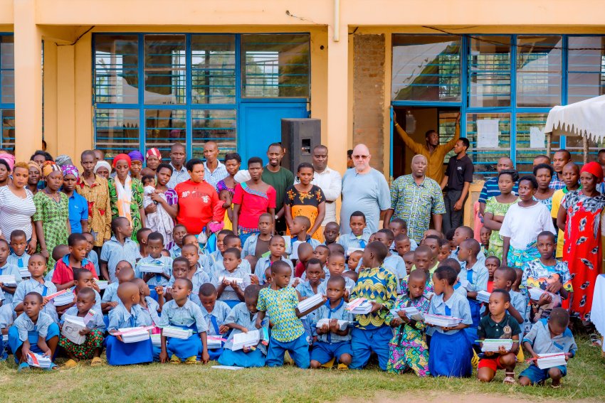 Power of the Cross Ministries yasuye EP Cyeru, abana ijana bahabwa inkunga y'ibikoresho by'ishuri n'amafunguro