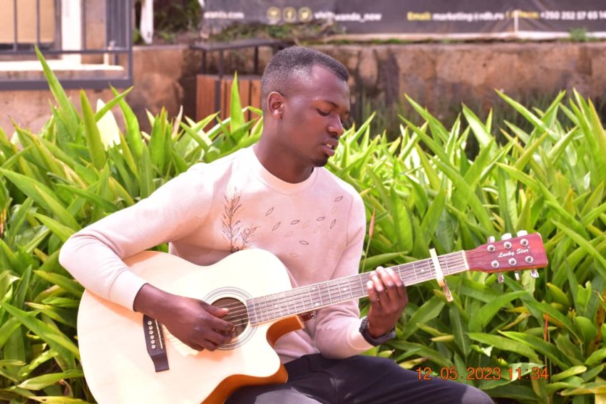 Mana tabara udukize umwuma n'inzara tureke kwandavura - Uzayisenga Jeremie mu ndirimbo nshya (VIDEO)