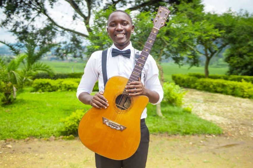 Nana wirebera mu ndorerwamo ya Alexis Dusabe yagarukanye imbaraga n'amavuta mu ndirimbo "Ntahemuka"