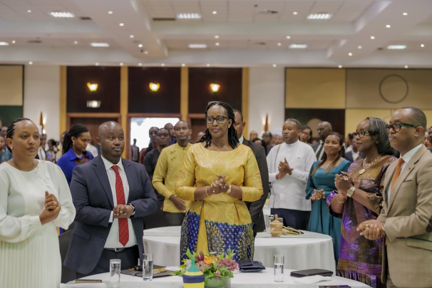Madamu Jeannette Kagame, Ange Kagame na Bertrand Ndengeyingoma bifatanyije n'urubyiruko mu gusengera igihugu 