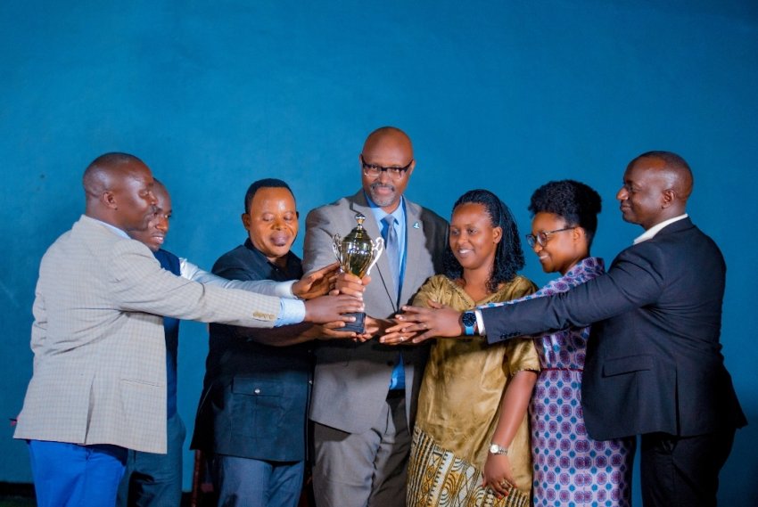 Bugesera: Mahoro Isaac yahaye igikombe 'Management Team' ye anatanga inka ku muturage utishoboye