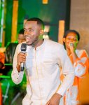 Mbere y'igitaramo cy'amashimwe Eric Niyonkuru yatanze ubutumwa mu ndirimbo "Biva ku gicaniro"