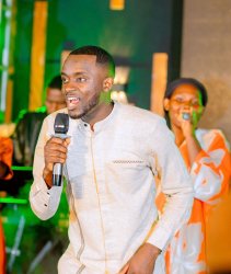 Mbere y'igitaramo cy'amashimwe Eric Niyonkuru yatanze ubutumwa mu ndirimbo "Biva ku gicaniro"