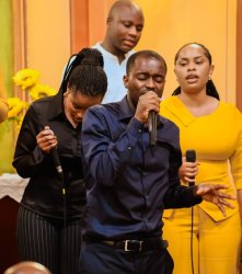 Noheri si ikiruhuko cyangwa impano - Eric Niyonkuru yatanze umucyo mu ndirimbo "Yaje aje"