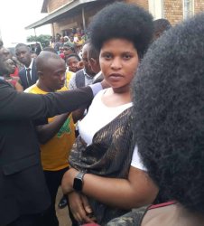 Uyu mutima ugira bake! Umunyana Assia (Madamu Pastor Theogene) yihanganye ajya gushyingura Donath