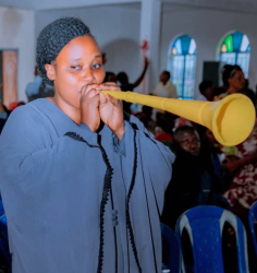 Jeannette Tuyisenge w'ijwi riruhura imitima yateguje indirimbo "Nkomeza" yuje ihumure 