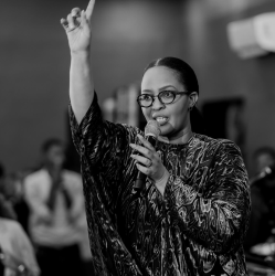 Apôtre Mignonne Kabera yakebuye abantu basabiriza bakoresheje ubuhanuzi