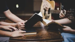 Urubyiruko ruri gutuma abantu bongera gushishikarira Ubukristo― Ubushakashatsi