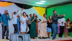 Jesca Mucyowera na Producer Leopord batangariye indirimbo "Ube umwami wanjye" ya Reverence Worship Team 