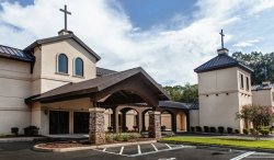 Ntibikagutere ipfunwe: Menya ibyiza bitatu byo gusengera mu Itorero rikiri rishya