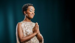 Sharon Gatete azanye "Inkuru Nziza" iryoshye, ipfunyitse muri Album yise 'Nzategereza' - VIDEO