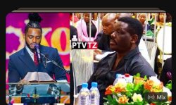 Mwimbaji Maarufu chini Tanzania Diamond kwa kutumia Bibilia bila kujali yeye ni mfuasi wa dini ya Kiislamu