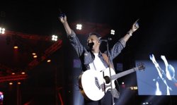 Israel Mbonyi honored Judith Babirye at a concert in Kampala