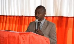 Nimuze tuboroge! Video ya Ev. Gahamanyi avuga uko korali yahagaritse umuririmbyi agahita apfa yarijije benshi