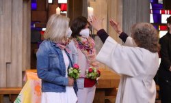 Muze tuboroge: Hirya no hino Abapasitori bakomeje kwemera guhesha umugisha abahuje ibitsina 