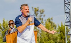 Yaretse guca inyuma umugabo we binyuze mu giterane cya Ev. Dr. Dana Morey, asaba abandi kuzacyitabira