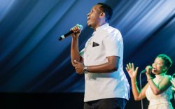 Bosco Nshuti yageneye "Impano" abakunzi be anahanurira Prosper Nkomezi-VIDEO