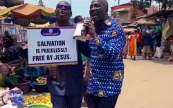 Umugabo utunze amafaranga n'agafaranga muri Ghana ari kugenda abwiriza Yesu ku muhanda