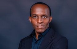 Alexis Dusabe yatangaje itariki y'igitaramo cya Yubile y'imyaka 25 mu muziki no kumurika album iri mu ndimi 4