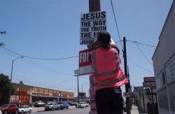 Izina rya Yesu ryagabweho igitero! Abahakanamana barasaba abaturage kurega abamanika ku mihanda ibyapa bya gikristo