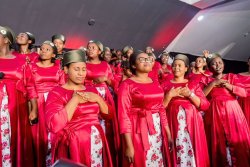 Fata ifoto yo hambere uyegeranye n'iy'iki gihe – Interuro ikunzwe mu ndirimbo “Ifoto” ya Beulah Choir 
