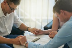 Ni ubuyobe! Ingaruka 10 zo gusenga udakora - Icyo bamwe mu bashumba b'amatorero babivuzeho