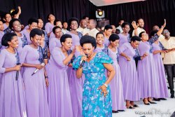 Claudine Giramahoro byavugwaga ko yaguzwe yasobanuye uko yisanze muri Beula Choir yateguje umuzingo