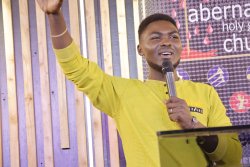 Umuramyi Biggy Shalom yavuze impamvu yifashishije ibitoki mu mashusho y'indirimbo "Testimony"