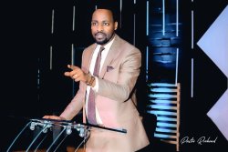 Pastor Richard Ngendakuriyo agiye gukorera i Burayi igitaramo yatumiyemo Christophe Ndayishimiye na Elyse Bigira