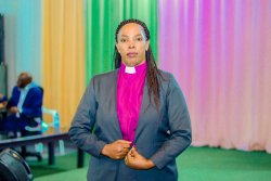 Bishop Mukansigaye Maggy ku gicaniro akangurira abakristo kuba mu mugambi w'Imana birinda gatanya