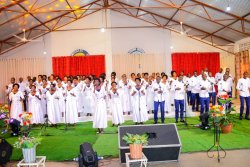 Korali Salem yigiye ku birenge by'umusamariya mwiza yateye umugongo urubwa rwa Penina mu ndirimbo "Hana Humura"