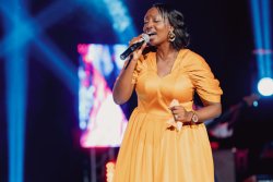 Nyuma y'igitaramo yakoreye mu Rwanda, Senga B yashyize hanze indirimbo yise "lhema ryo gushima"