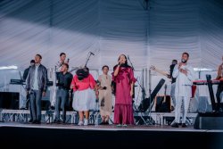 Abanyeshuri ba Kaminuza y'u Rwanda (KIST) bahezagiwe na James na Daniella na Rev. Dr. Rutayisire