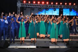 Korali Ukuboko kw'iburyo basozanije umwaka n'abakunzi bayo bagira bati "Ndi lmana" - VIDEO