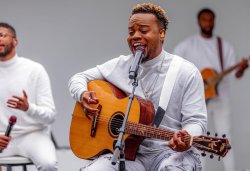 Travis Greene wari ugiye gutaramira mu Rwanda bigapfa ku munota wa nyuma yinjiye mu kwandika ibitabo