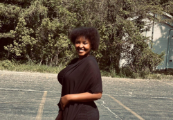 Amerika: Nyiribambe Angel wo guhangwa amaso mu muziki yashyize hanze indirimbo "Ubuntu bwe"