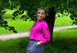 Mbere yo gusangira uruhimbi na Tonzi, Aimée Micomyiza yatambukije ishimwe mu ndirimbo "Dufite Imana"