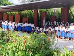 Kwibuka 32: Abarezi n'abanyeshuli bo muri GS Gisozi II basuye urwibutso rwa Jenoside rwa Kigali