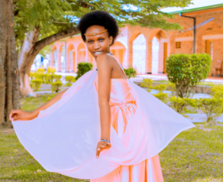 Umurizabageni Nadia yashimiye abakobwa bubashye Imana ntibakuremo inda mu gisigo “Sinicuza”