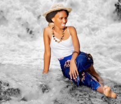 Umurizabageni Nadia Umurerwa yashimye Perezida Kagame mu gisigo "Aho wavuye Rwanda"